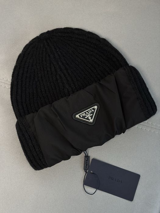 Жіноча шапка Prada