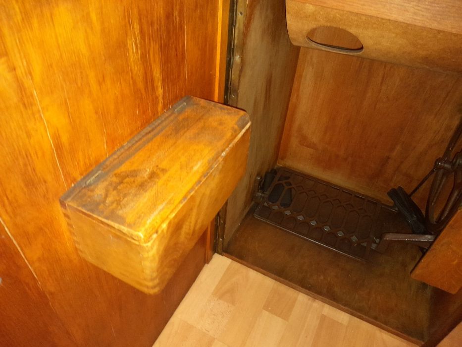 Maszyna do szycia Westa w szafce – retro, sprawna