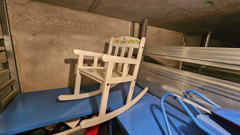 Biały bujany fotelik IKEA Sundvik