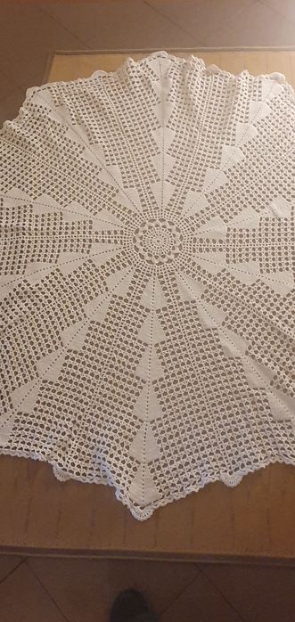 Colcha e toalha de croché e Panos de linhos bordados