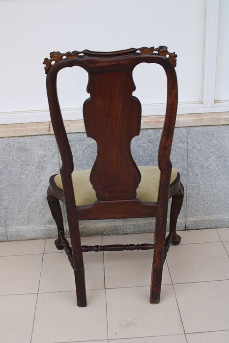 Cadeirão D. José em Nogueira, com entalhamento em Dourado