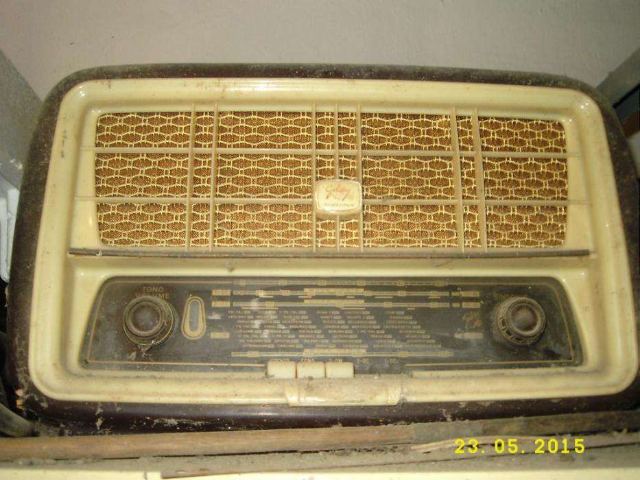 Diverso material (Rádio antigo, estabilizador de corrente, etc)