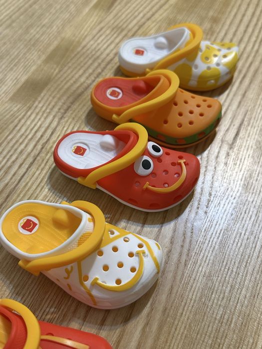 Mcdonalds crocs. Макдональдз крокс.