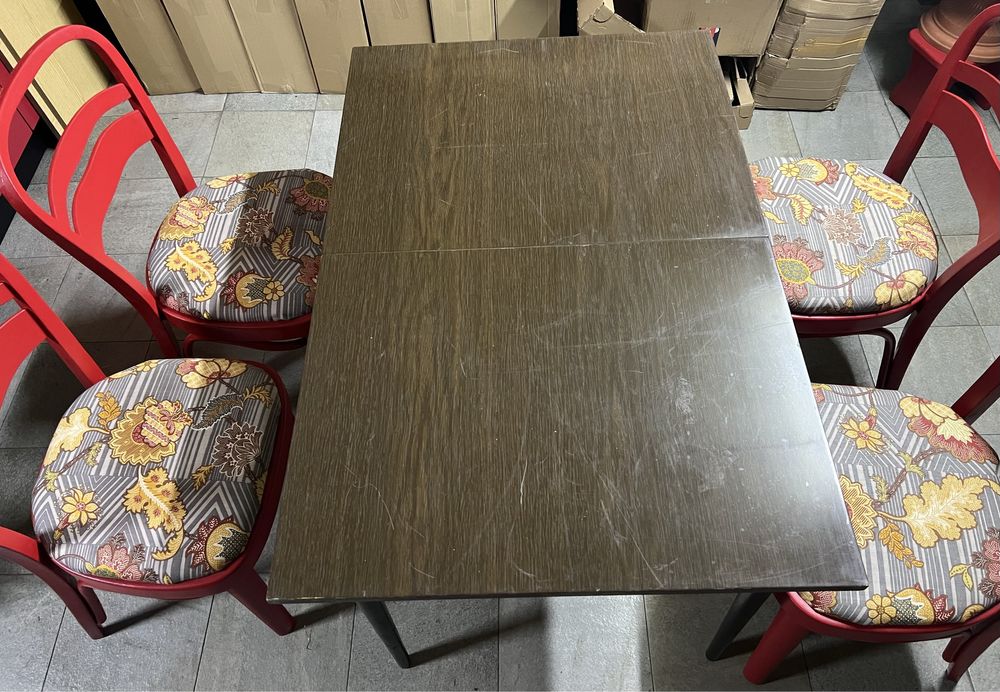 Stół rozsuwany 111-151cm oraz 4 krzesła drewniane