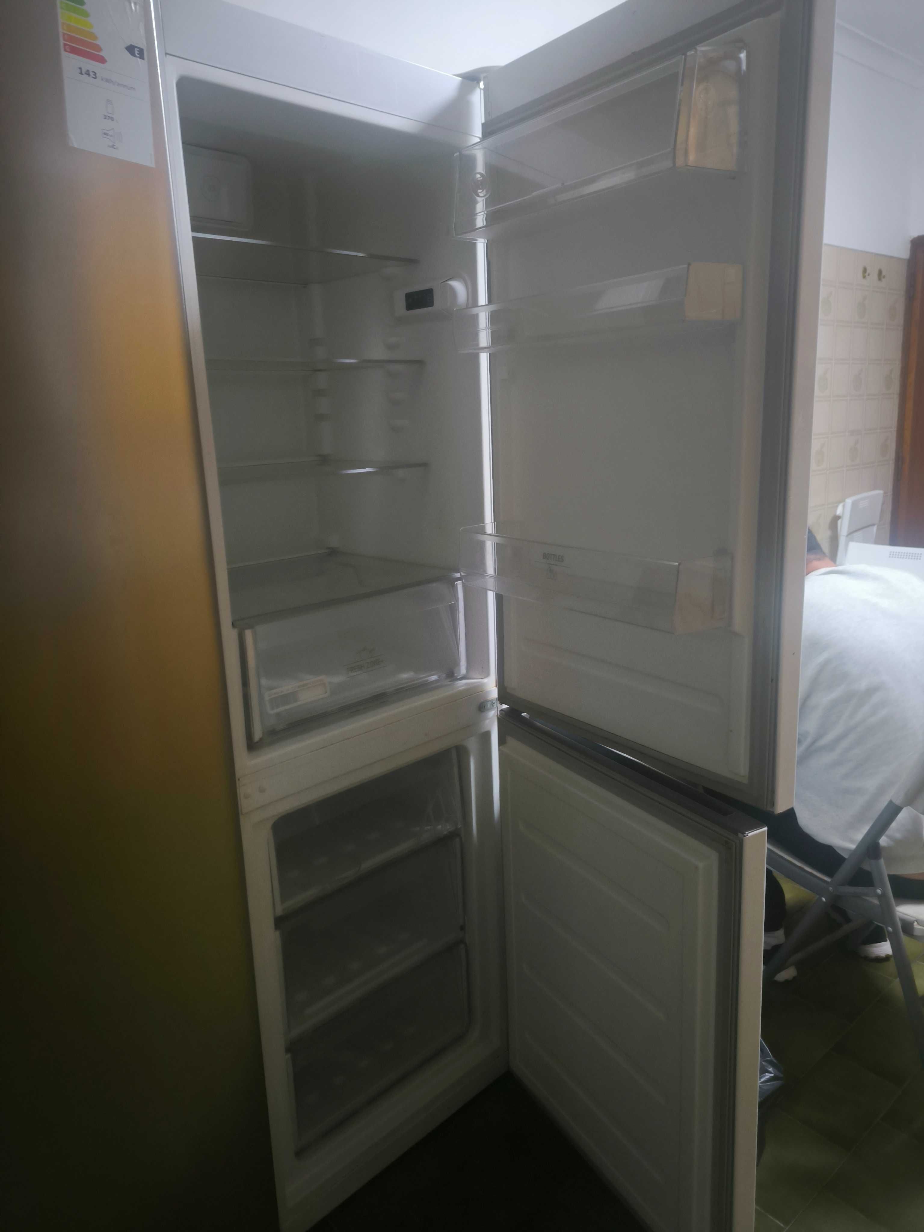 Frigorífico combinado Hotpoint Ariston em bom estado