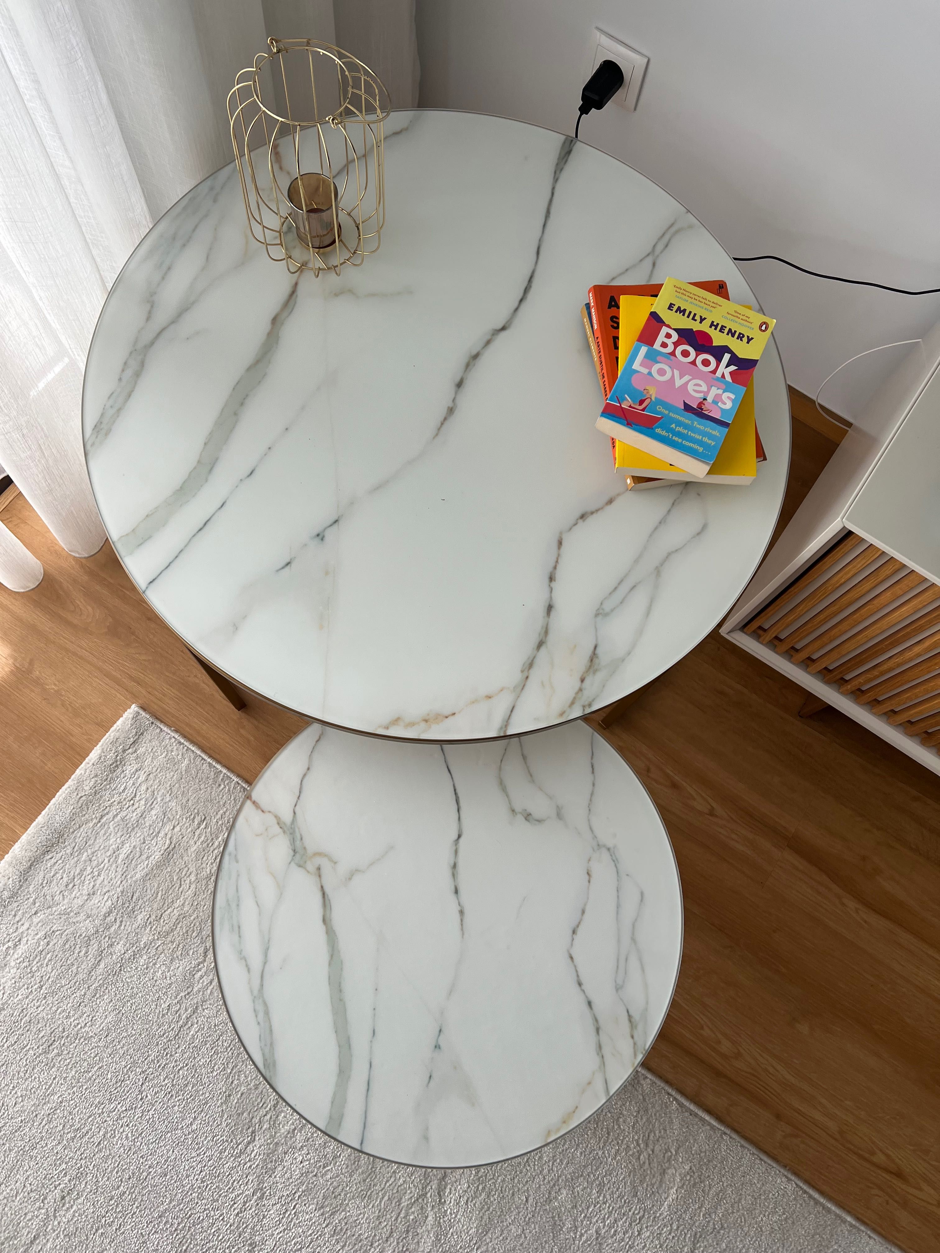 Conjunto de Mesas de Apoio em Vidro Marmorizado – Design Contemporâneo