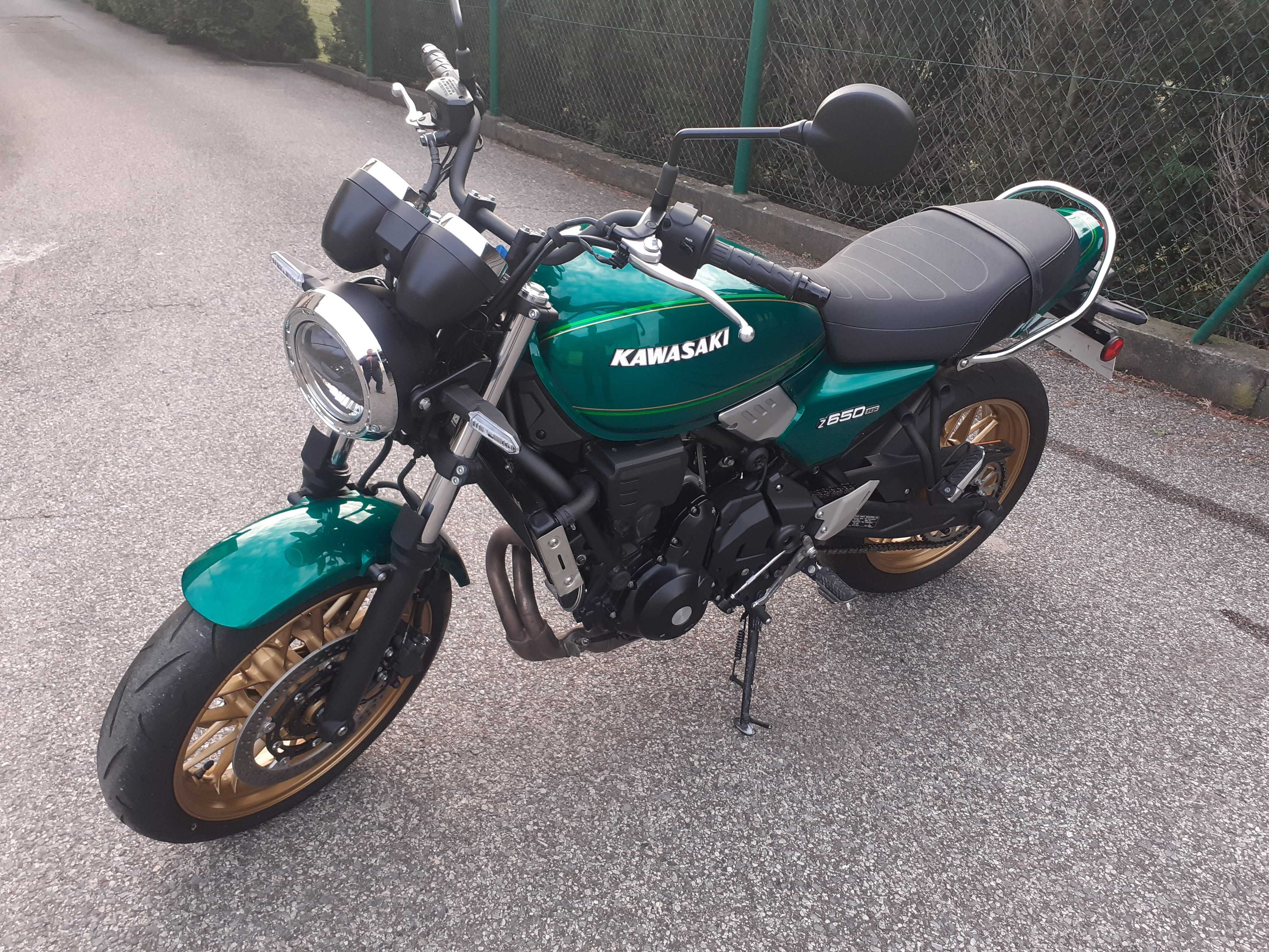 Z650 RS z 2021 roku jak nowy mały przebieg 5095 km.   A2  piękny kolor