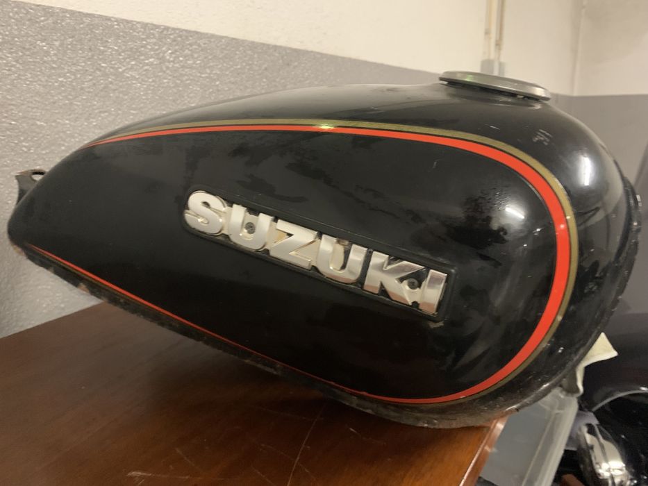 Vendo deposito e banco Suzuki GN 250
