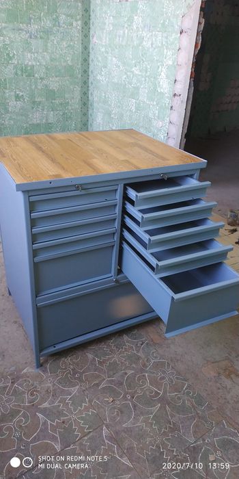 Металічна тумба .