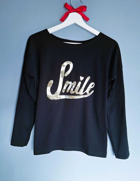 Czarna bluzka z napisem Smile złote cekiny