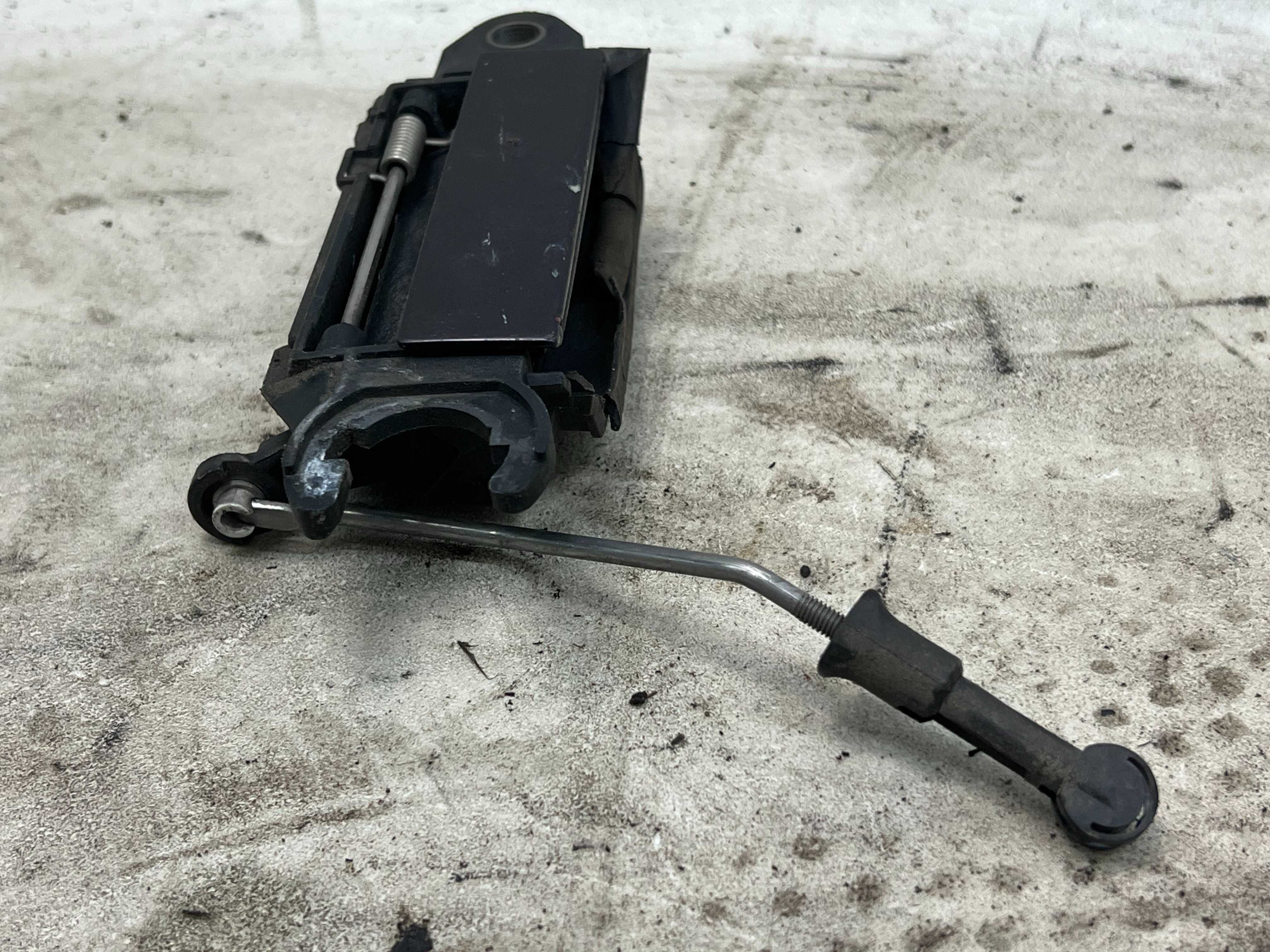 Audi A4 B5 A6 C4 A3 8L 80 B4 100 C4 Klamka Prawa Przednia Prawy Przód