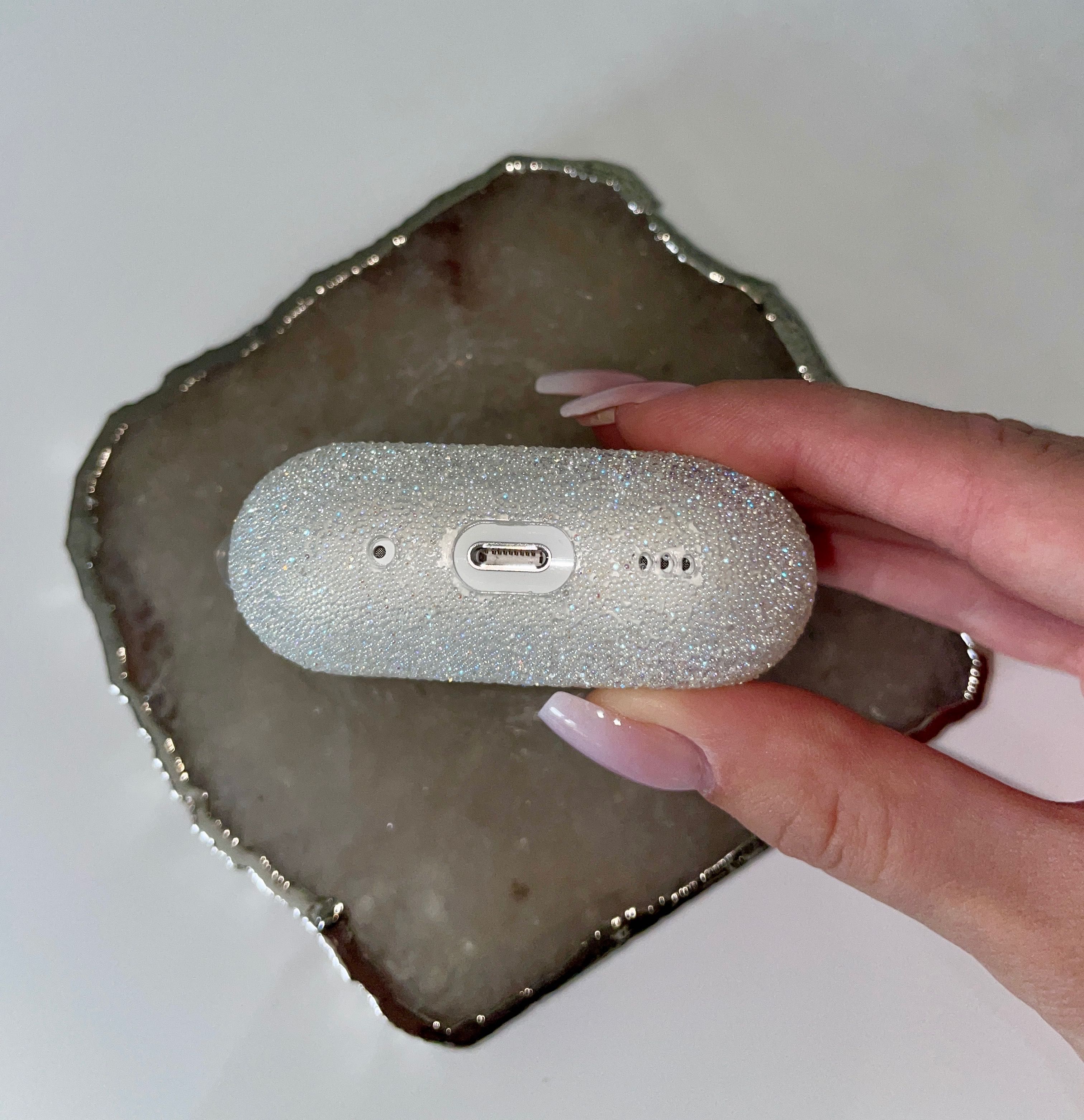 Białe etui AirPods Pro