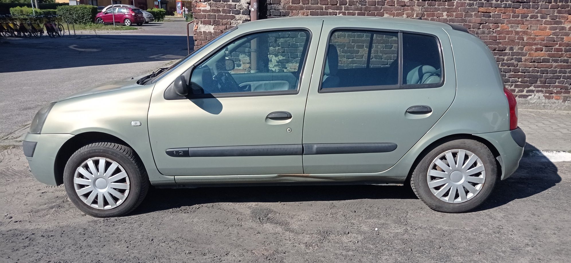 Renault Clio jeżdżący