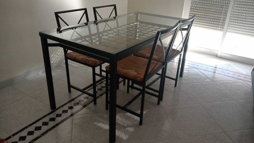 mesa de jantar + 4 cadeiras (conjunto em excelente estado)