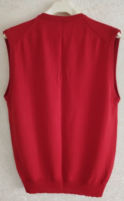 Жилет  красный
Шерсть 50%, акрил 50%