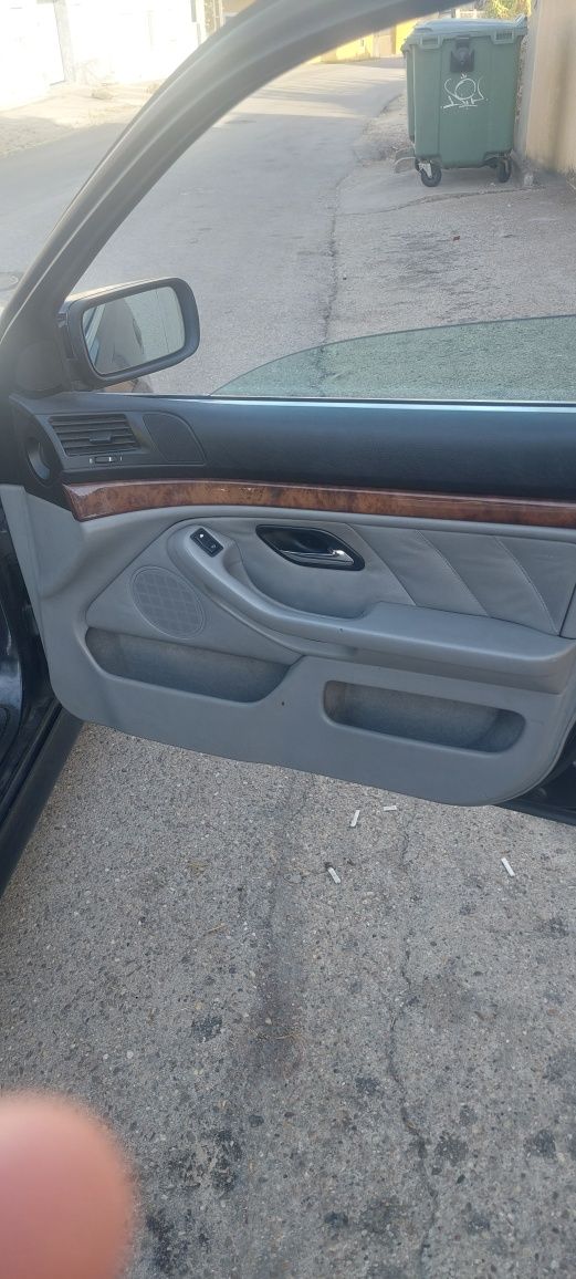 Vendo bmw 530d caixa manual. 
375565 km .
Revisões todas em dia turbo