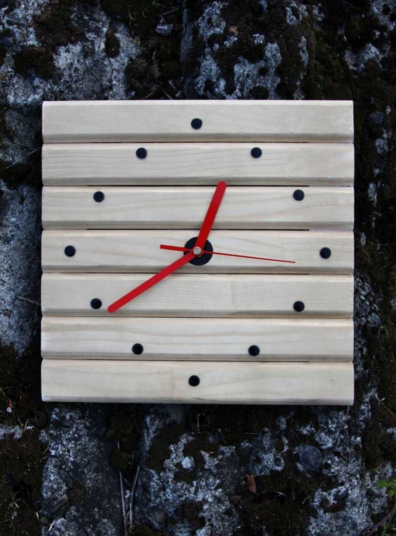 Niebanalny zegar drewniany handmade z czerwonymi wskazówkami