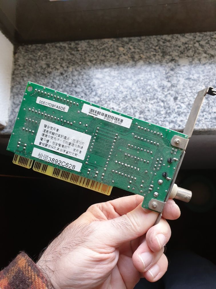 Placa de rede antiga com entrada coaxial