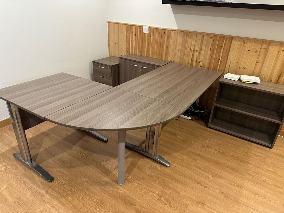 Conjunto de escritório - Secretaria, mesa e cadeiras, armarios