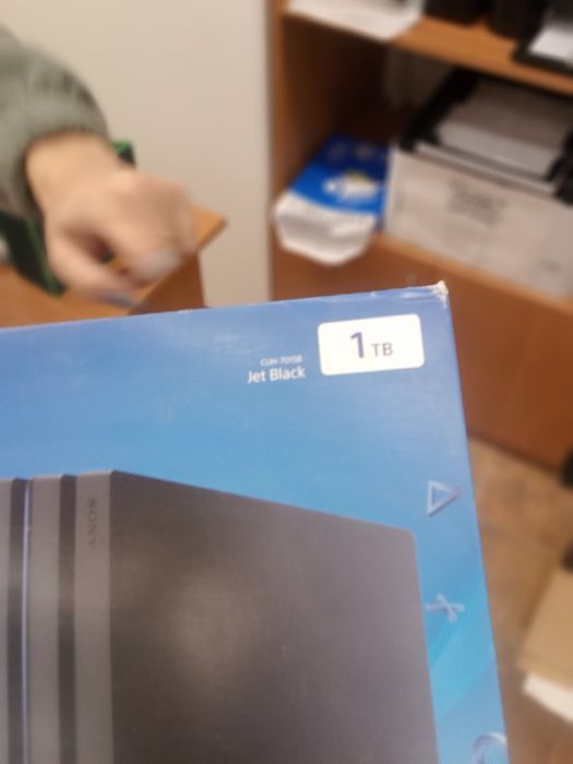 Продам PlayStation 4 Pro 1TB