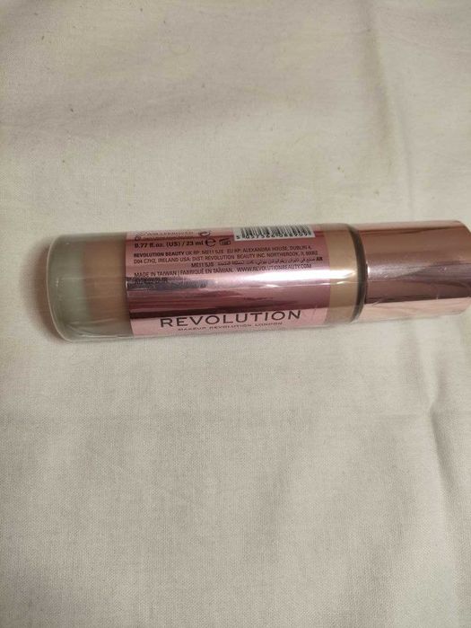 CONCEAL & DEFINE pełne krycie maskuje i konturuje od REVOLUTION