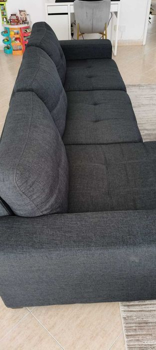 Sofá cinzento-escuro c/ chaise longue — confortável e em ótimo estado!