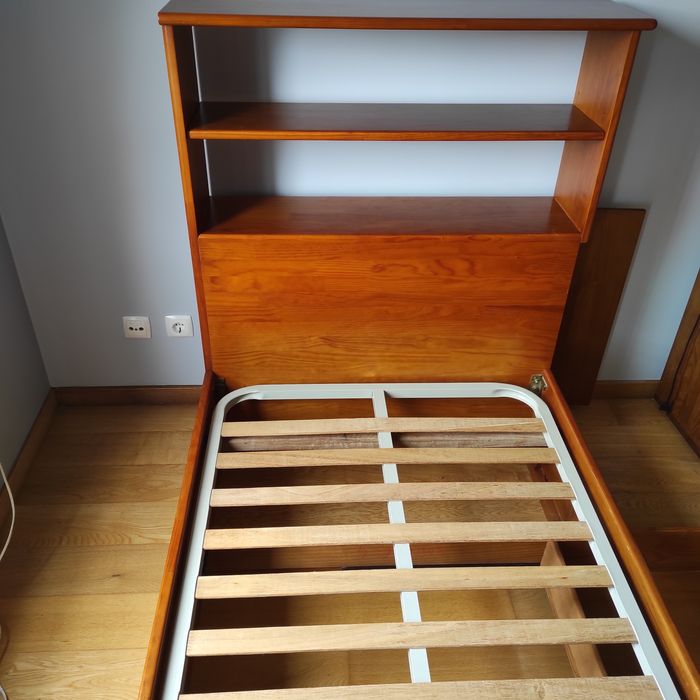 Cama solteiro em pinho mel com colchão