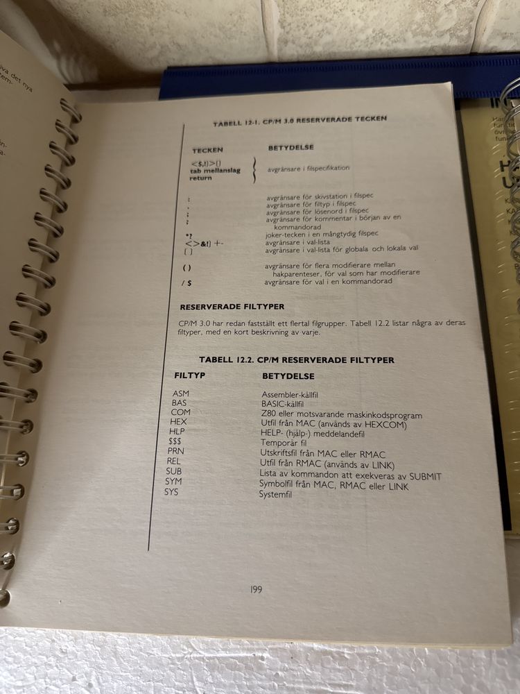 Instrukcje do Commodore 128 - dwie angielskie i szwedzka