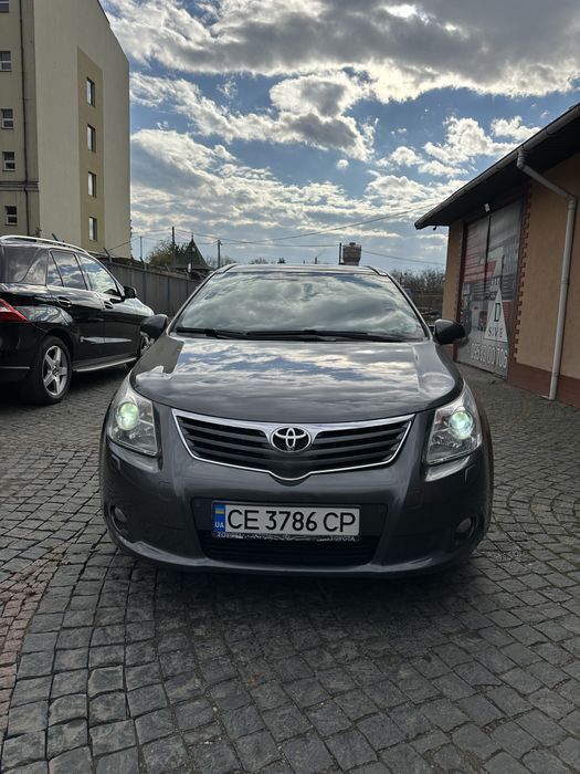 Toyota Avensis 2011 рік