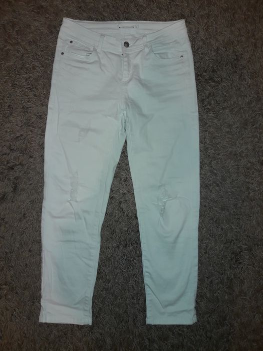 Białe jeansy z dziurami