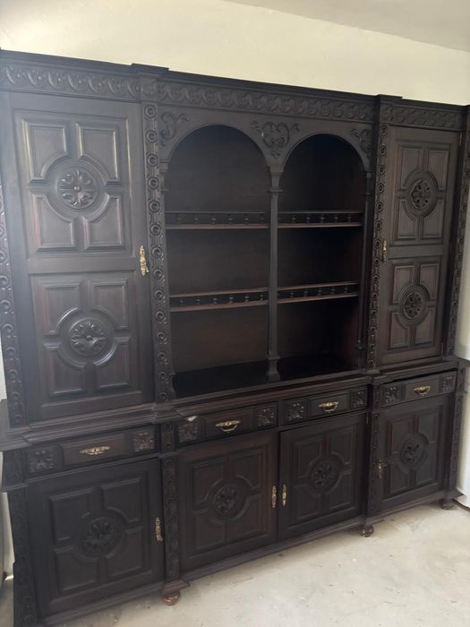 Armário madeira genuína em perfeito estado.