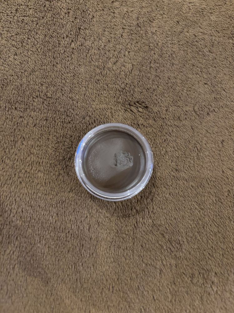 Brązowy eyeliner w słoiczku
