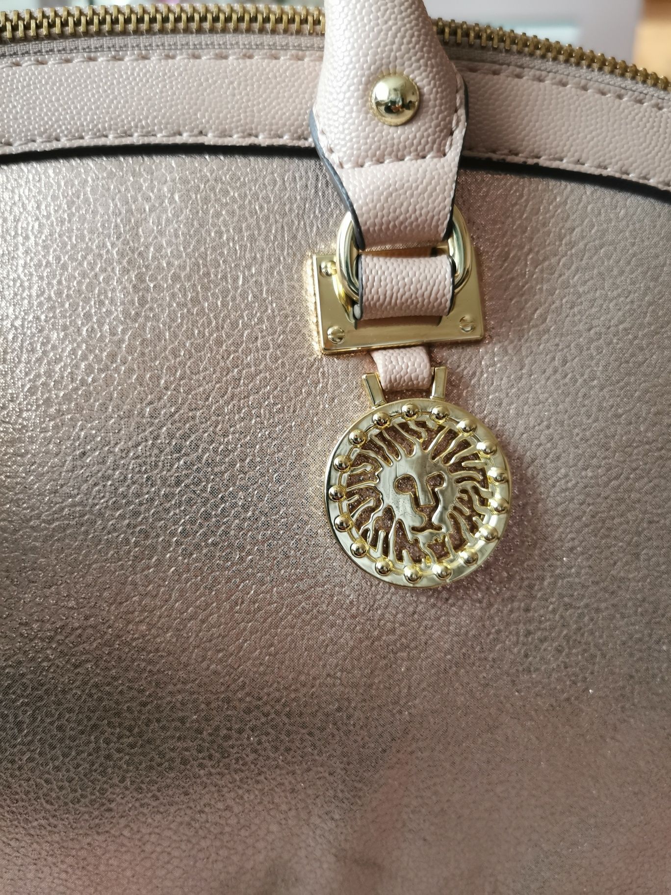 Torebka Anne Klein brzoskwiniowa torba błyszcząca lśniąca kuferek