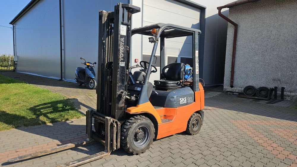 Wózek Widłowy Toyota FG718 gaz triplex 5m Przesuw boczny terenowy
