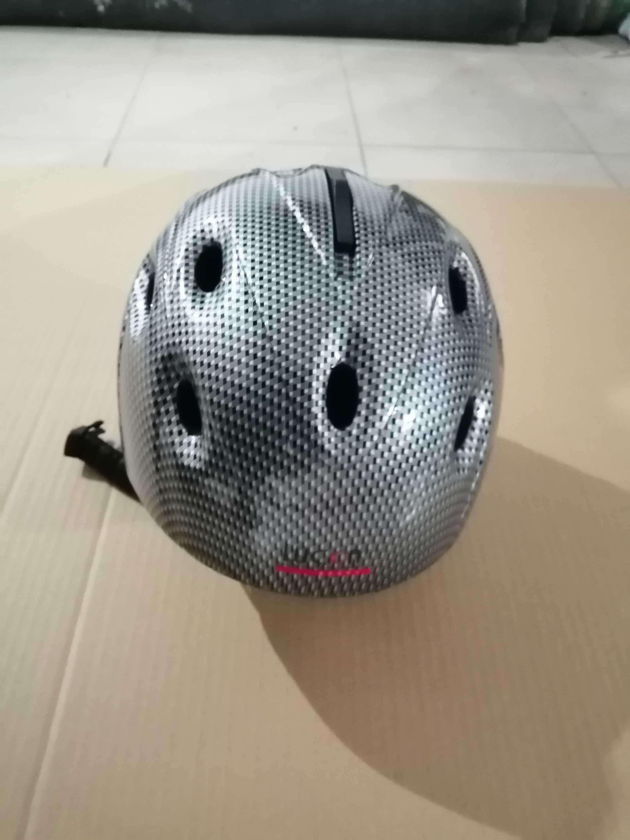 Kask na narty. Model V618