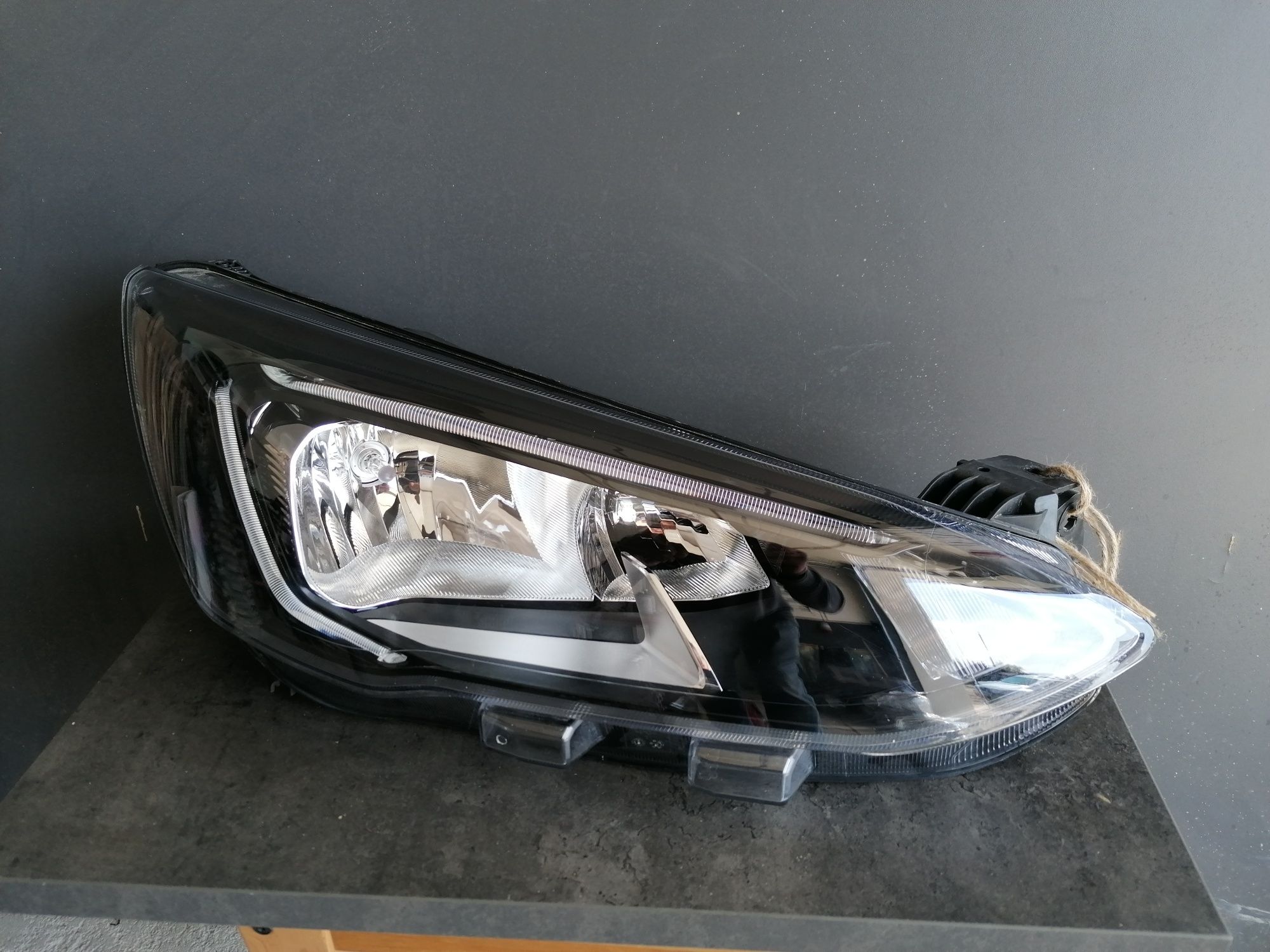 Lampa prawa Ford Fiesta MK8 Led zwykła Oryginał