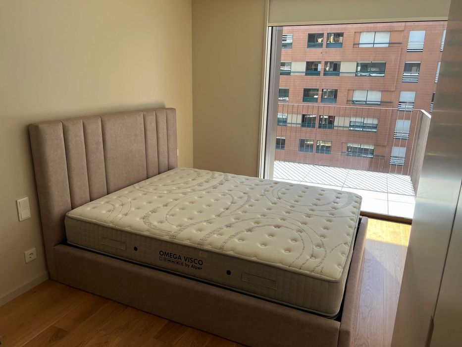 Estamos a vender uma mesa de jantar e uma cama com colchão!