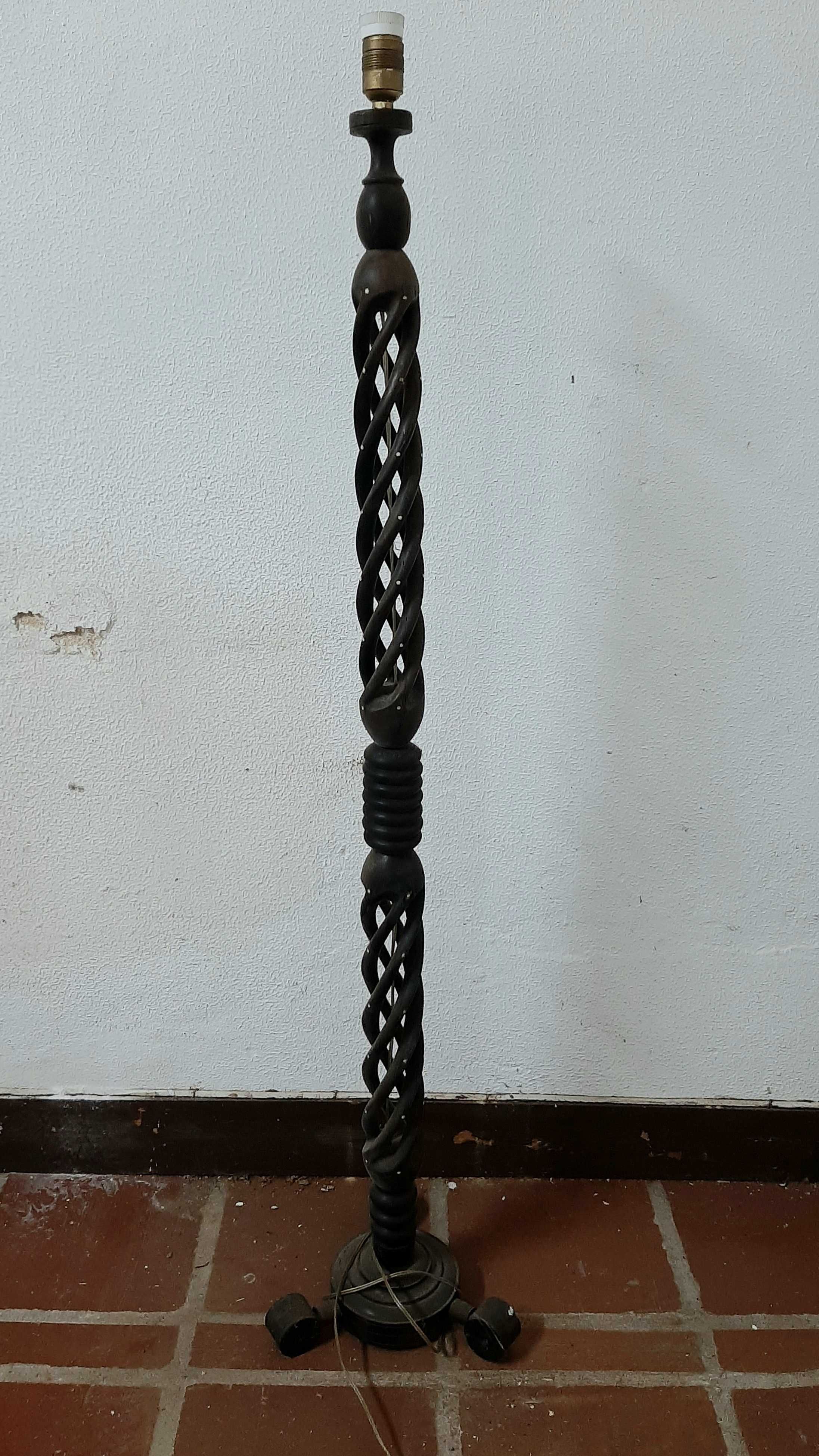 Candeeiro pé alto em pau preto, artesanato Moçambique, anos 60