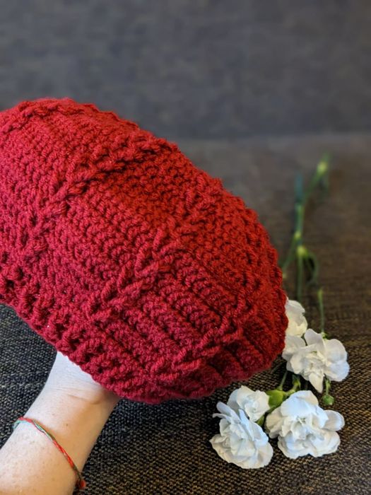 Вязаный берет ручной работы