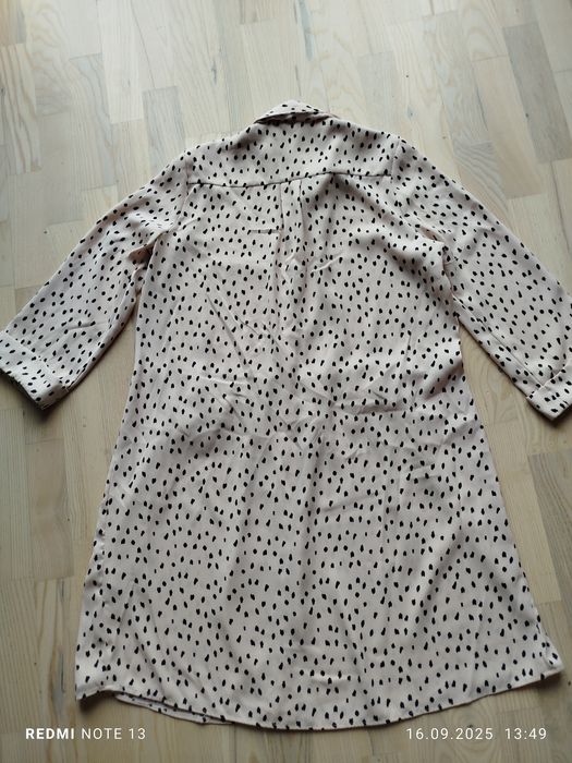 Przepiękna pudroworóżowa sukienka plamki groszki koszulowa z kołnierze