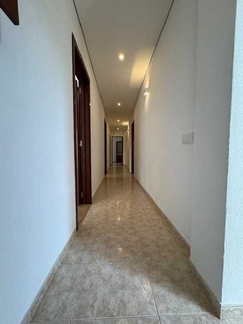 T4 com Garagem e Arrecadaçǎo no Quintal | R/C de Moradia Bi-Familiar