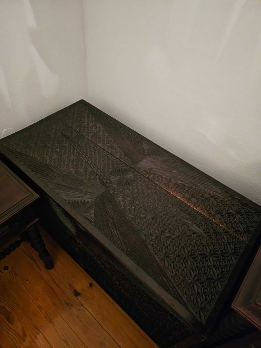 Baú antigo totalmente entalhado à mão em madeira maciça