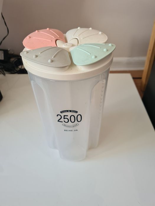 Oddam pojemnik kuchenny z przegrodami