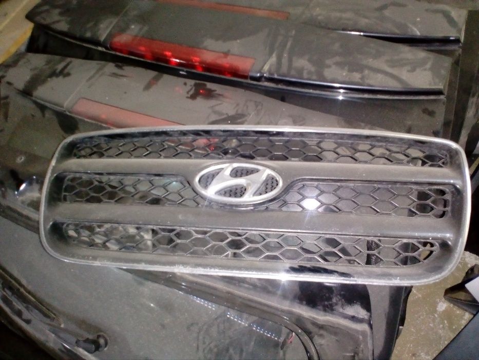 Решітка радіатора Hyundai Santa Fe 2.2 (2006-2012)