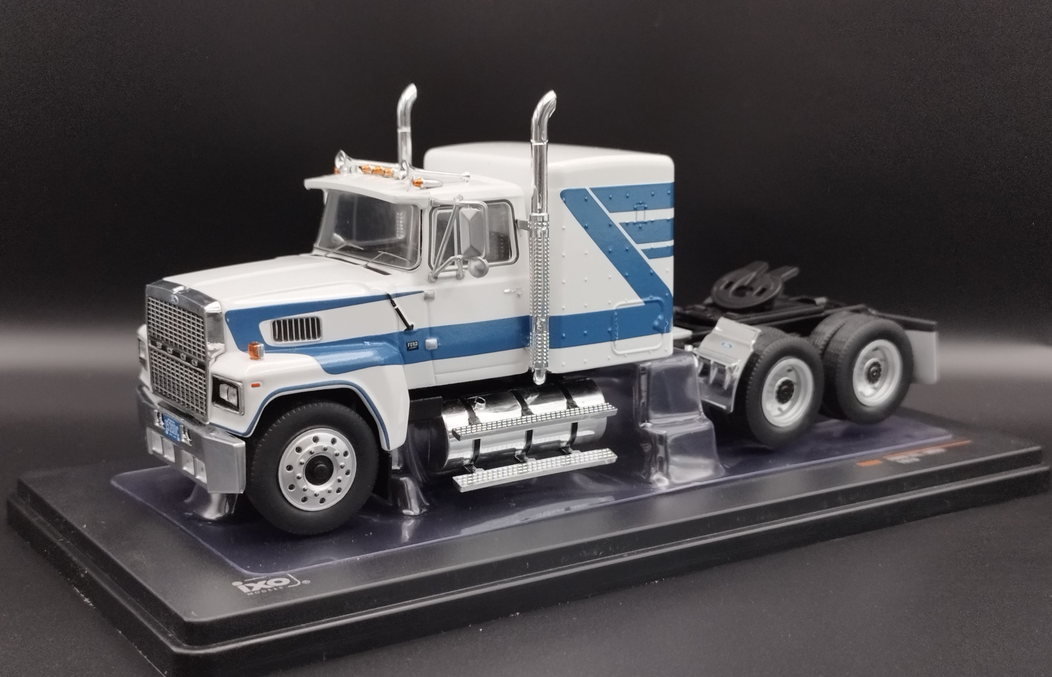 1:43 IXO 1978 Ford LTL-9000 model nowy