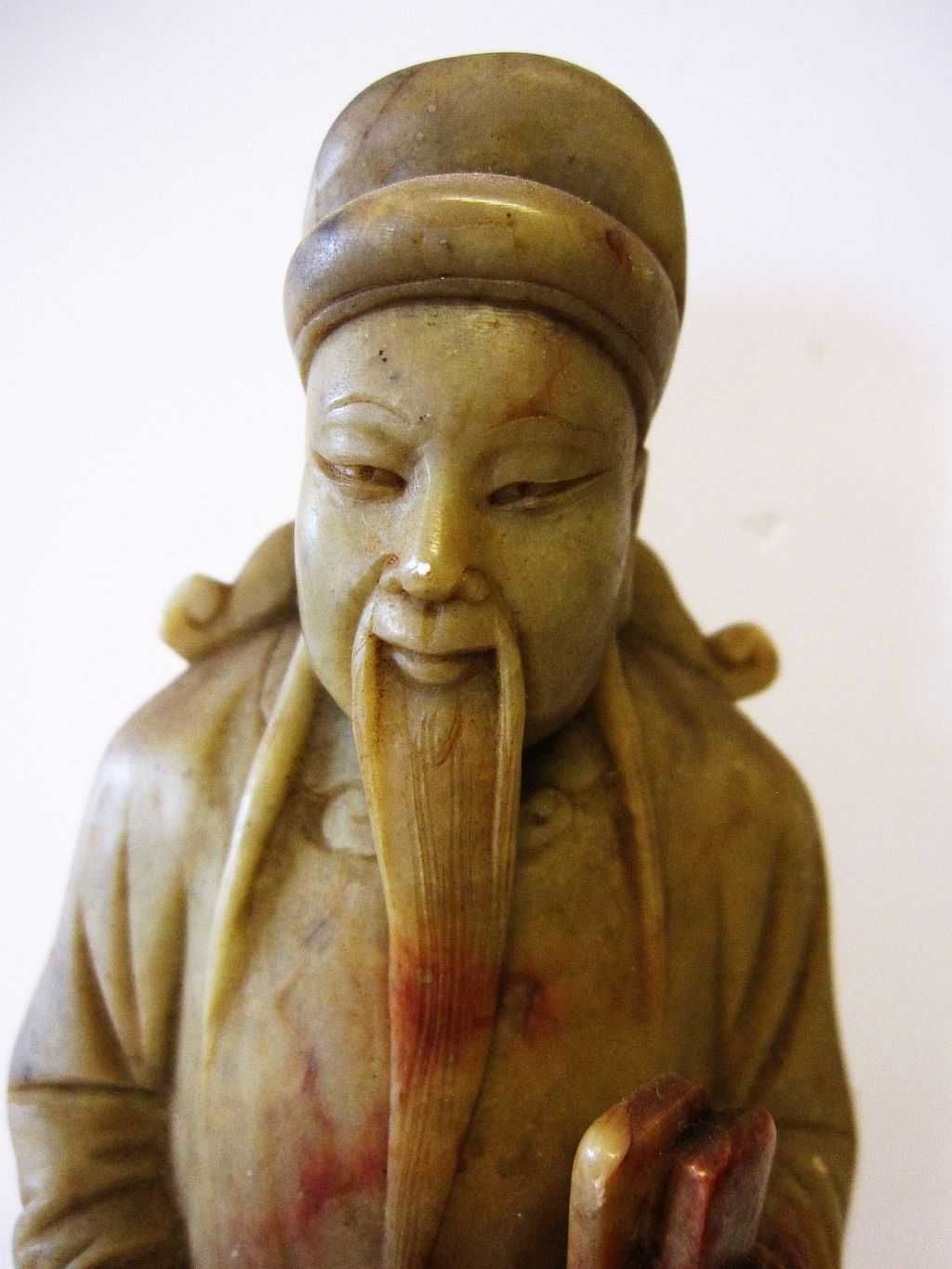 antiga escultura de um sábio asiático em pedra de sabão