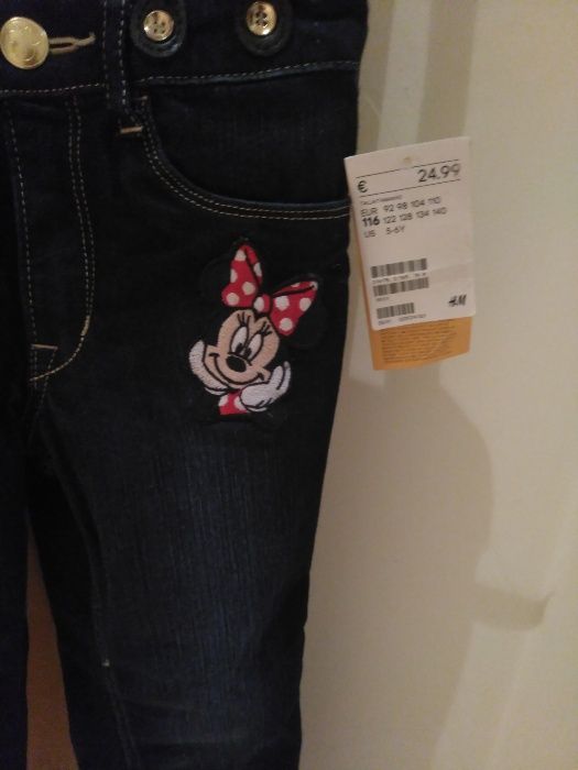 Calças de ganga novas com suspensórios da Minnie com etiqueta.