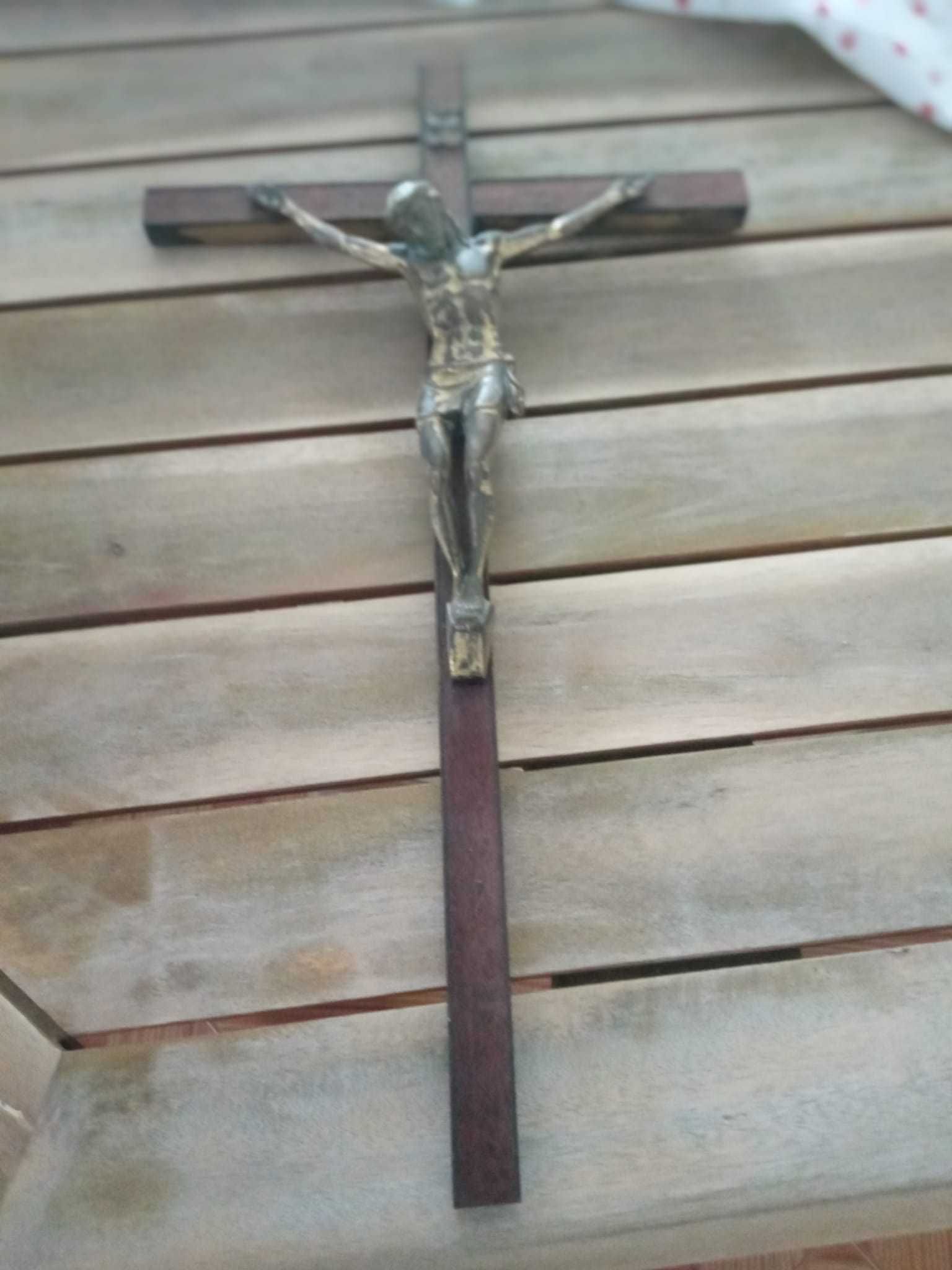 Cristo na Cruz em Metal e travessa Sado