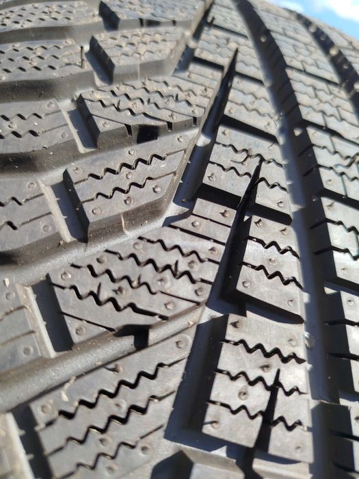A84# Opony NOWE Zimowe 235/60/17" Hankook