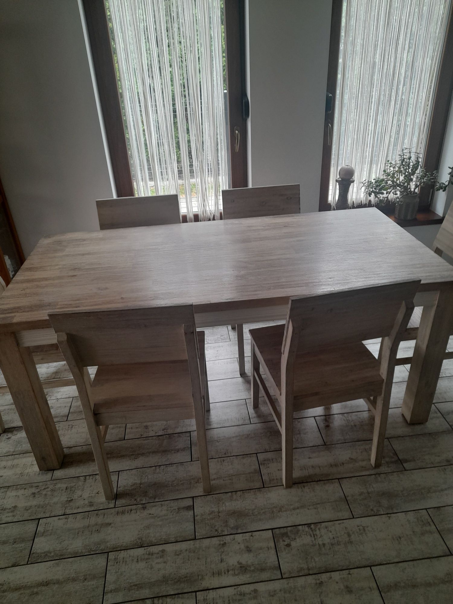 Stół plus krzesła